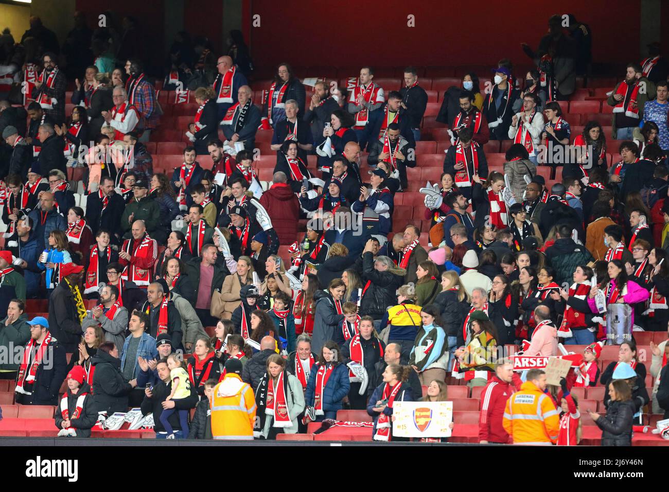 Londres, Royaume-Uni. 4th 2022 mai : Emirates Stadium, Londres, Angleterre ; ligue de football WSL Womens, Arsenal contre Tottenham ; les supporters d'Arsenal applaudissent et applaudissent tandis que l'annonceur du stade annonce le score final Credit: Action plus Sports Images/Alay Live News Banque D'Images