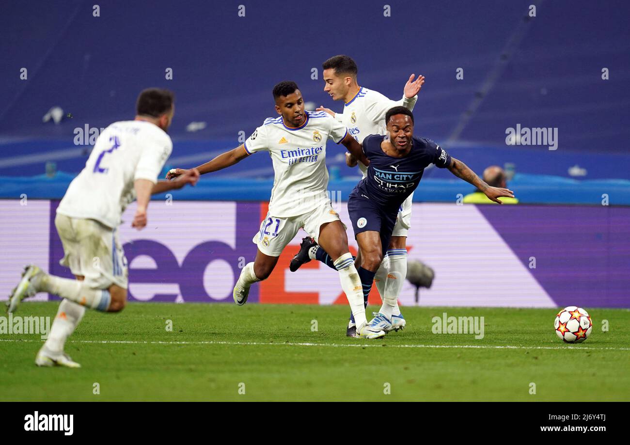Le Raheem Sterling de Manchester City s'emmêle avec le de Goes Rodrygo du #Real Madrid lors de la demi-finale de la Ligue des champions de l'UEFA, deuxième match au Santiago Bernabeu, Madrid. Date de la photo: Mercredi 4 mai 2022. Banque D'Images