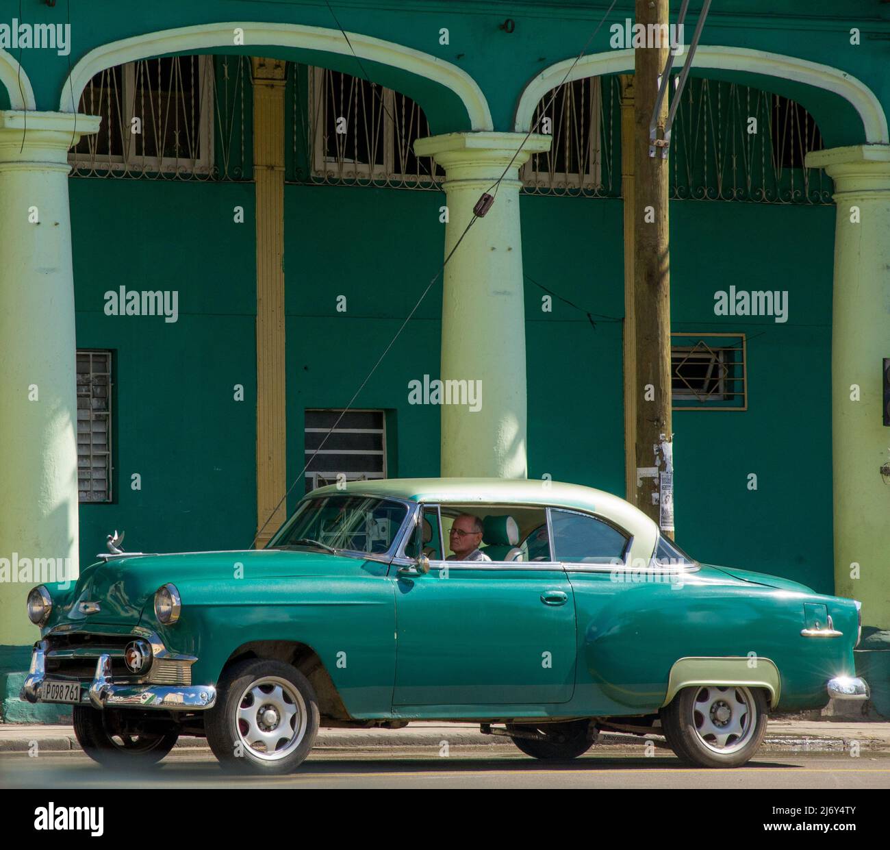 9 janvier 2016 - la Havane, Cuba: Un Chevy américain classique attend devant un bâtiment à la Havane. Banque D'Images