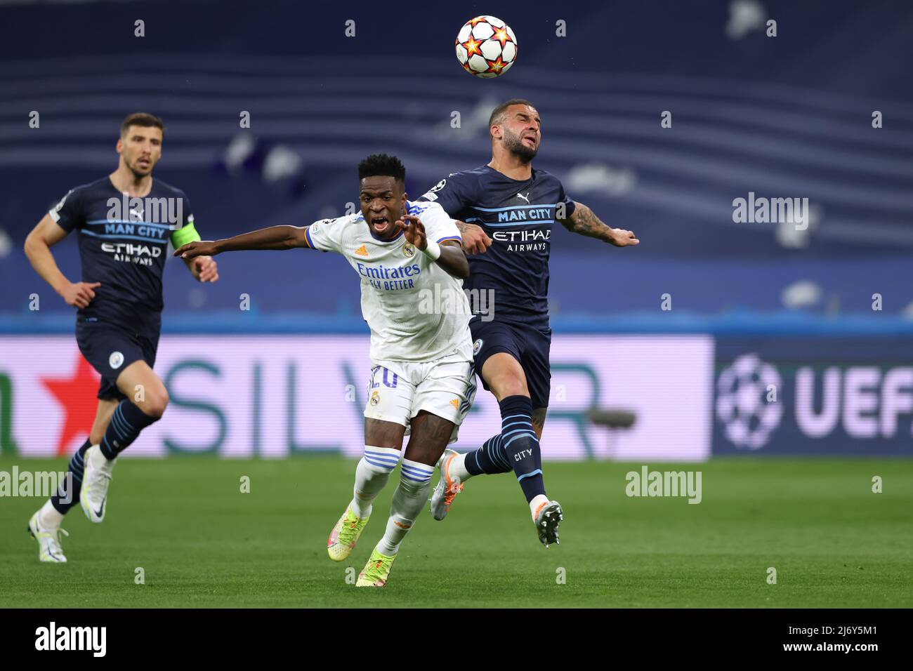 Madrid, Espagne. 4th mai 2022. Kyle Walker, de Manchester City, est en conflit avec Vinicius Junior, du Real Madrid, lors du match de la Ligue des champions de l'UEFA au Bernabeu, à Madrid. Crédit photo à lire: Jonathan Moscrop/Sportimage crédit: Sportimage/Alay Live News Banque D'Images