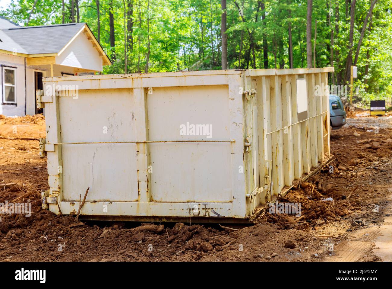 Bâtiment de rénovation de conteneur d'enlèvement de déchets chargé rempli de benne à ordures industrielles Banque D'Images
