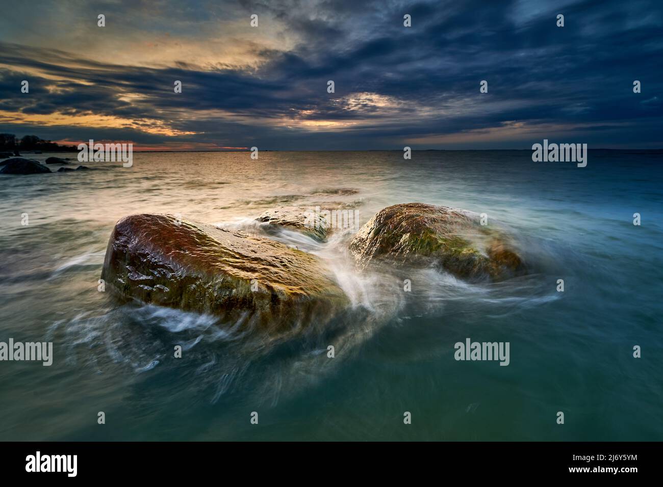 paysage marin des rocheuses dans la soirée Banque D'Images