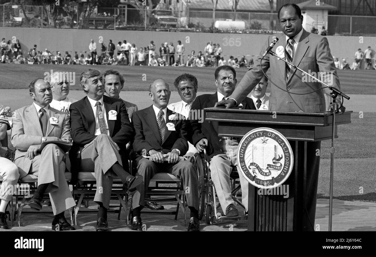 Tom Bradley, maire de Los Angeles, s'exprimant lors de la cérémonie de nomination du Jackie Robinson Stadium, stade de l'équipe de baseball de l'UCLA Bruins College, à Westwood, en Californie. Les dignitaires présents incluent Sandy Koufax, Tom Lasorda, Don Newcombe, Roy Campanella et Howard Cossell. Banque D'Images