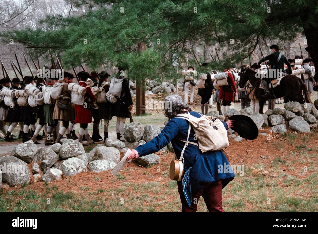 Les personnages de la reconstitution révolutionnaire de la guerre agacent les soldats minuteman le long de Battle Road, devant les troupes de Lexington, Massachusetts, pendant les Patriots Banque D'Images