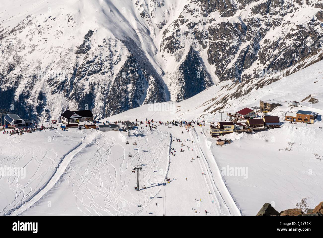 Panorama des montagnes enneigées d'hiver dans la région du Caucase en Russie avec remontée mécanique et piste de ski Banque D'Images