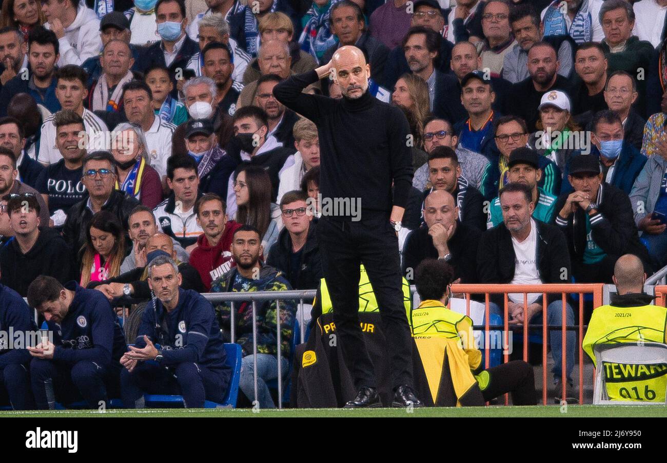 Madrid, Espagne. 4th 2022 mai : Santiago Bernab&#xe9;u Stadium, Madrid, Espagne : demi-finale de la Ligue des champions, 2nd pieds, Real Madrid contre Manchester City ; Man City Manager, PEP Guardiola regarde le jeu étroitement Credit: Action plus Sports Images/Alay Live News Banque D'Images