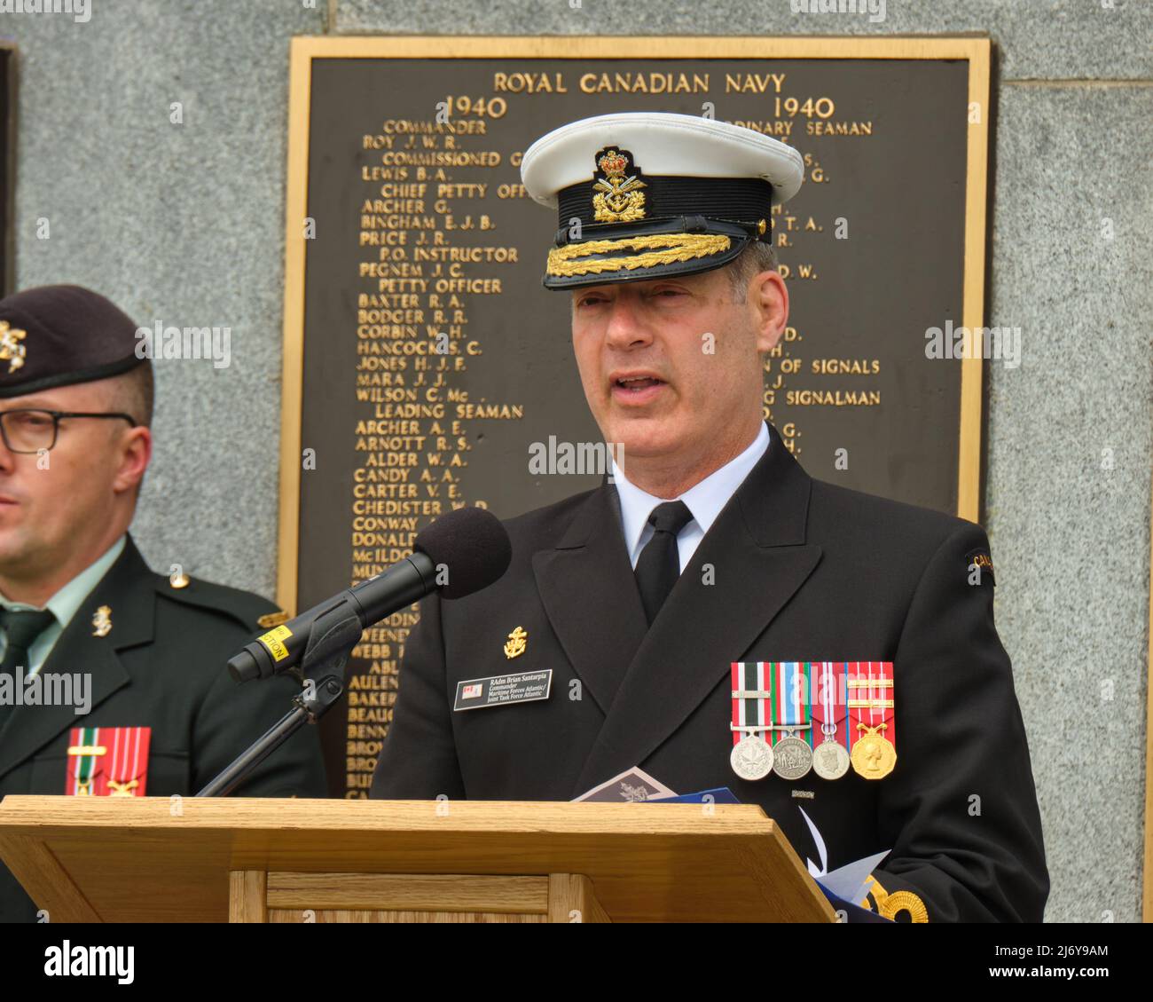 Le contre-amiral Brian Santarpia Commandant des Forces maritimes de l'Atlantique, Marine canadienne au Mémorial de Halifax, mai 2022 Banque D'Images