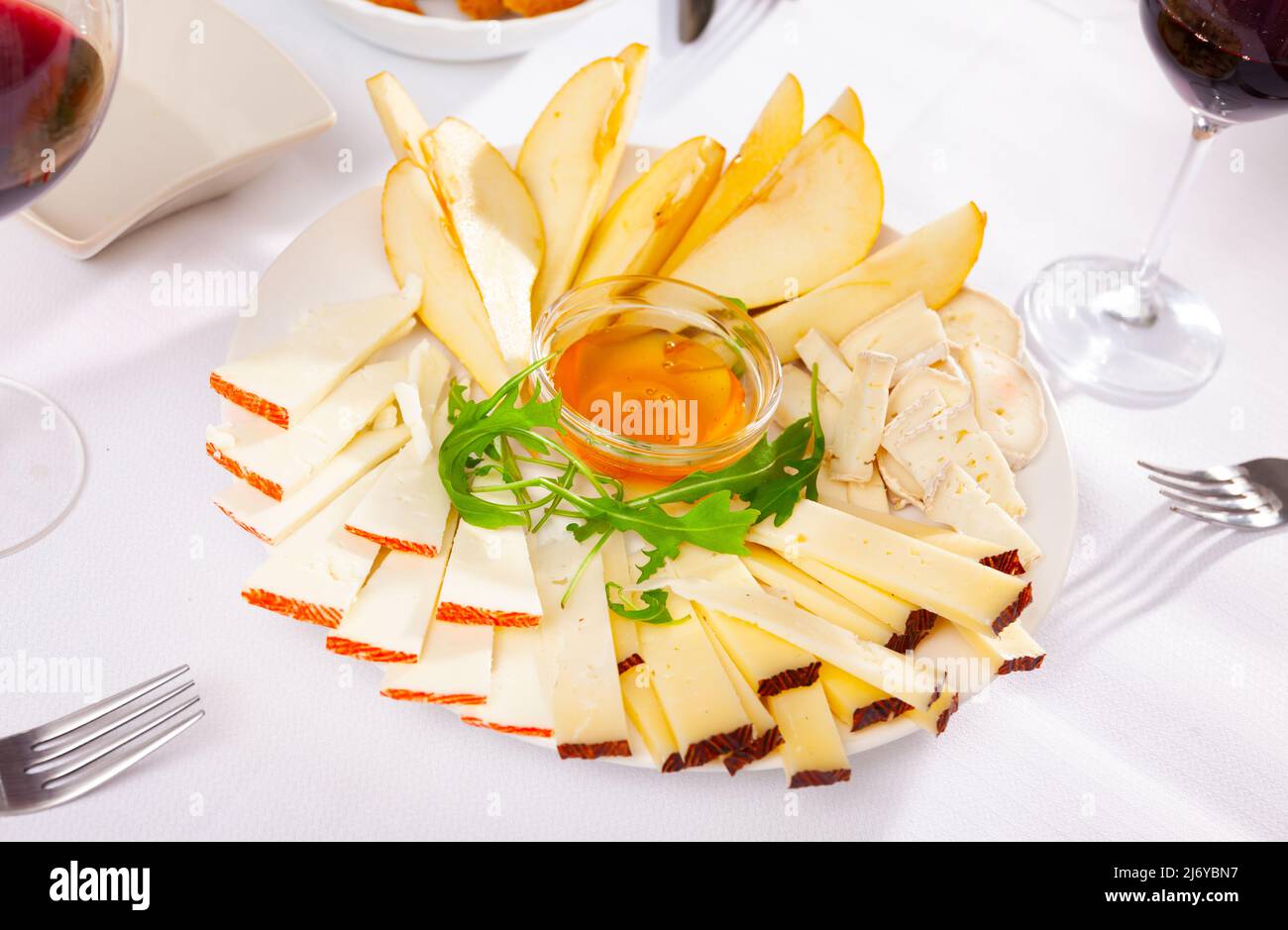 Différents types de fromage et de tranches de poire sur l'assiette Banque D'Images