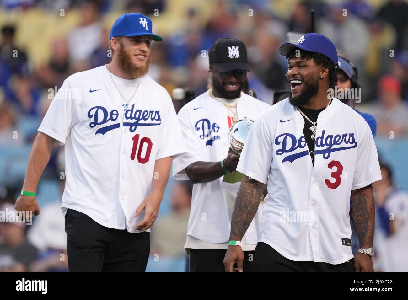 Cooper Kupp (10 ans), Safety Nick Scott (au centre) et Running Back Cam Akers (3 ans) marchent avec le trophée Vince Lombardi du Super Bowl 56 lors d'un match MLB entre les Dodgers de Los Angeles et les Giants de San Francisco, le mardi 3 mai 2022 à Los Angeles. Banque D'Images