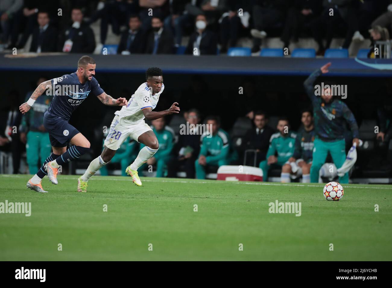 (220505) -- MADRID, le 5 mai 2022 (Xinhua) -- le Vinicius Junior (R) du Real Madrid rivalise avec le Kyle Walker de Manchester City lors du match de deuxième match de football majeur de la Ligue des champions de l'UEFA entre le Real Madrid d'Espagne et la ville de Manchester d'Angleterre à Madrid, Espagne, le 4 mai 2022. (Xinhua/Meng Dingbo) Banque D'Images