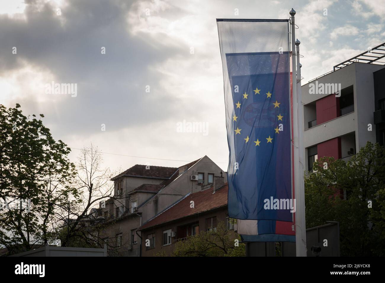 Photo des drapeaux de la Serbie et de l'UE qui se sont enfuis dans l'air derrière un ciel bleu ensoleillé. L'adhésion de la Serbie à l'Union européenne (UE) a été en cours Banque D'Images