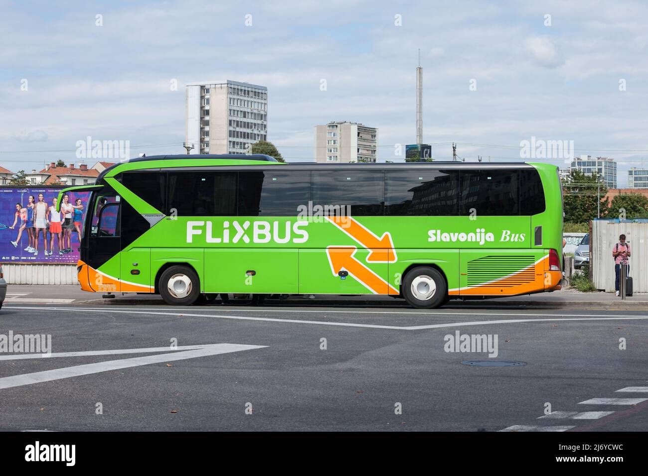 Photo d'un autocar Flixbus avec son logo sur une plate-forme à la gare routière de Ljubljana, en slovénie, pour un voyage en croatie. Flixbus, d'allemand, est l'un des Banque D'Images