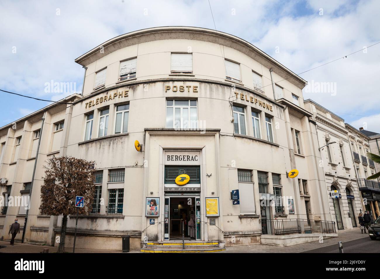 Photo d'un panneau avec le logo de la poste sur l'un de leurs bureaux de poste à Bergerac, France. La poste est une société de services postaux en France, Ope Banque D'Images