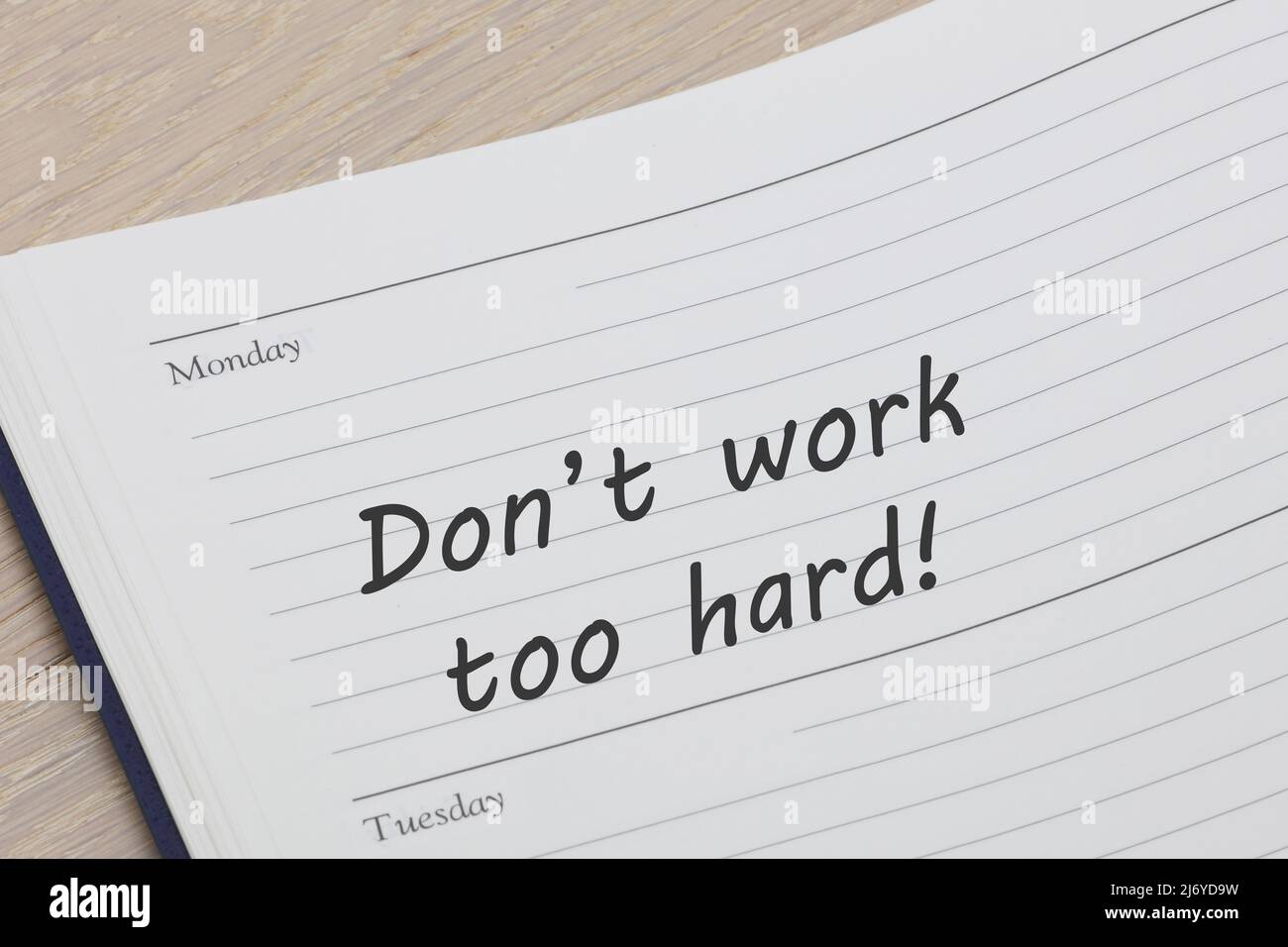 Ne travaillez pas trop dur rappel journal ouvert à la page Banque D'Images