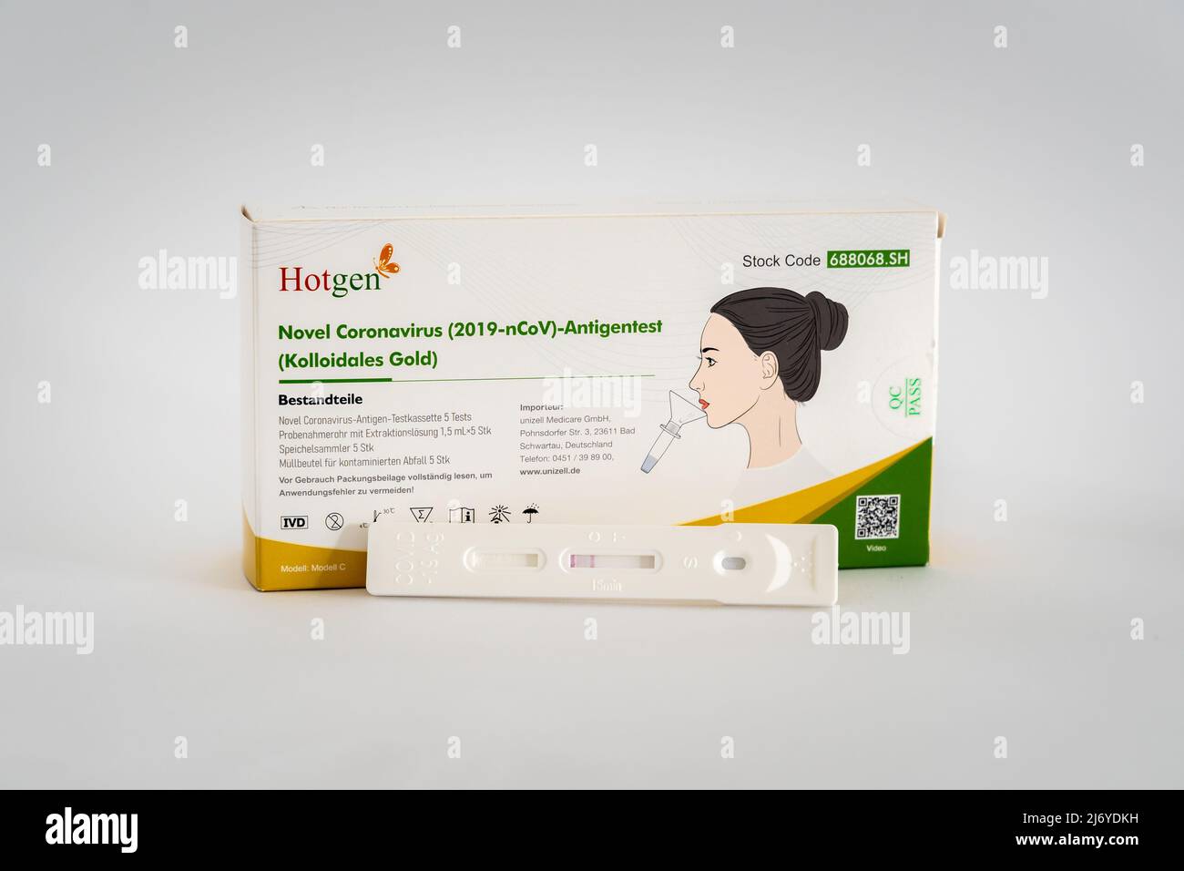 Kit de test de salive d'antigène Covid-19 avec échantillon en plastique pour une vérification rapide du coronavirus par Hotgen. Paquet de 5 échantillons. Banque D'Images