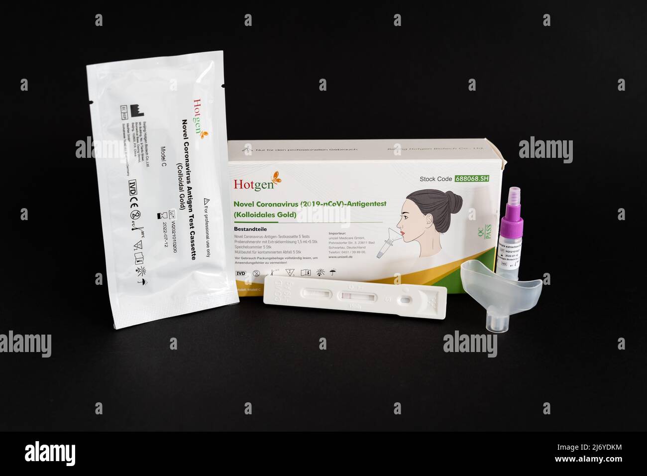 Kit de test de salive d'antigène Covid-19 avec échantillon en plastique pour une vérification rapide du coronavirus par Hotgen. Paquet de 5 échantillons. Banque D'Images