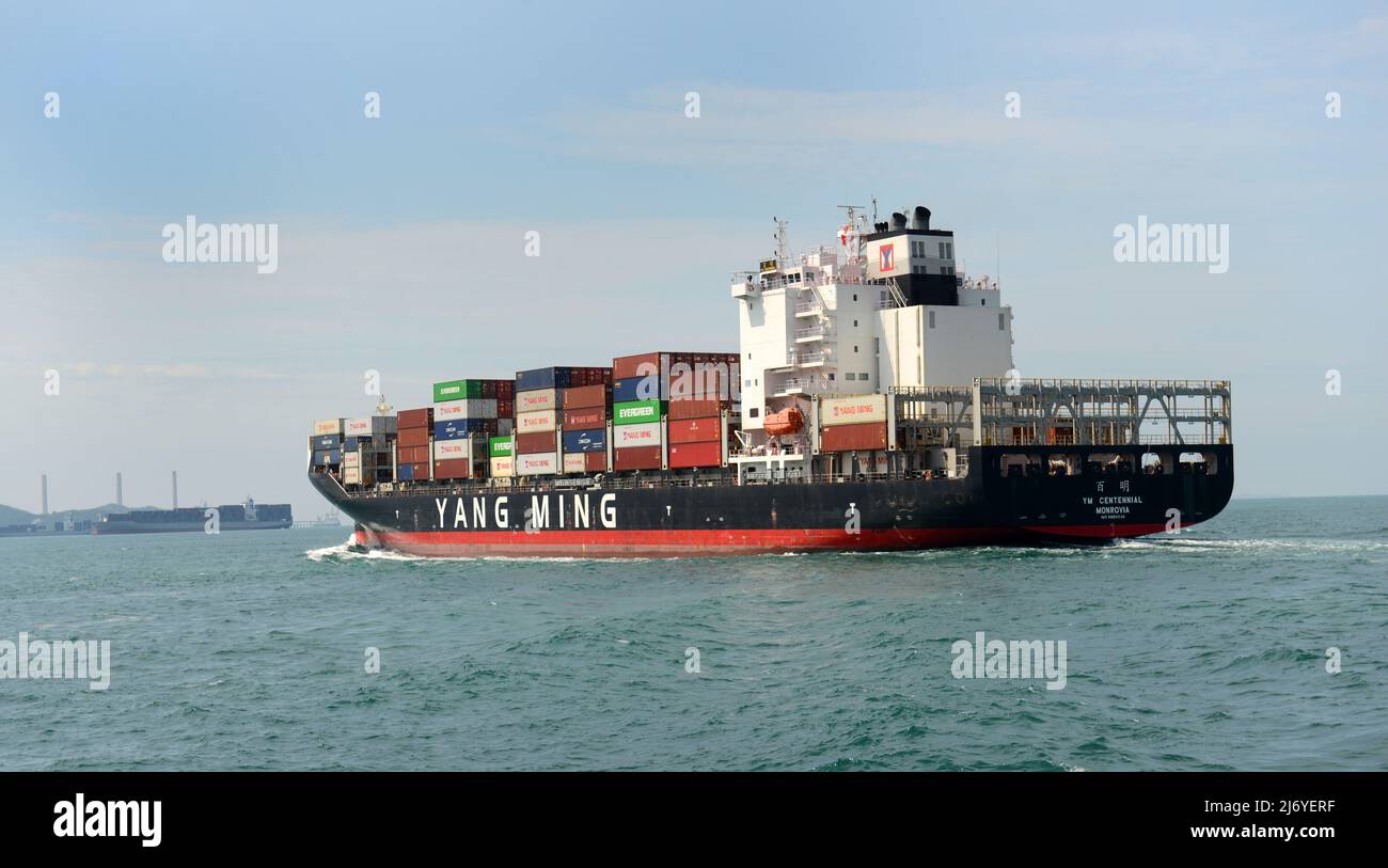 Le YM Centennial Monrovia quitte le port de Hong Kong. Banque D'Images