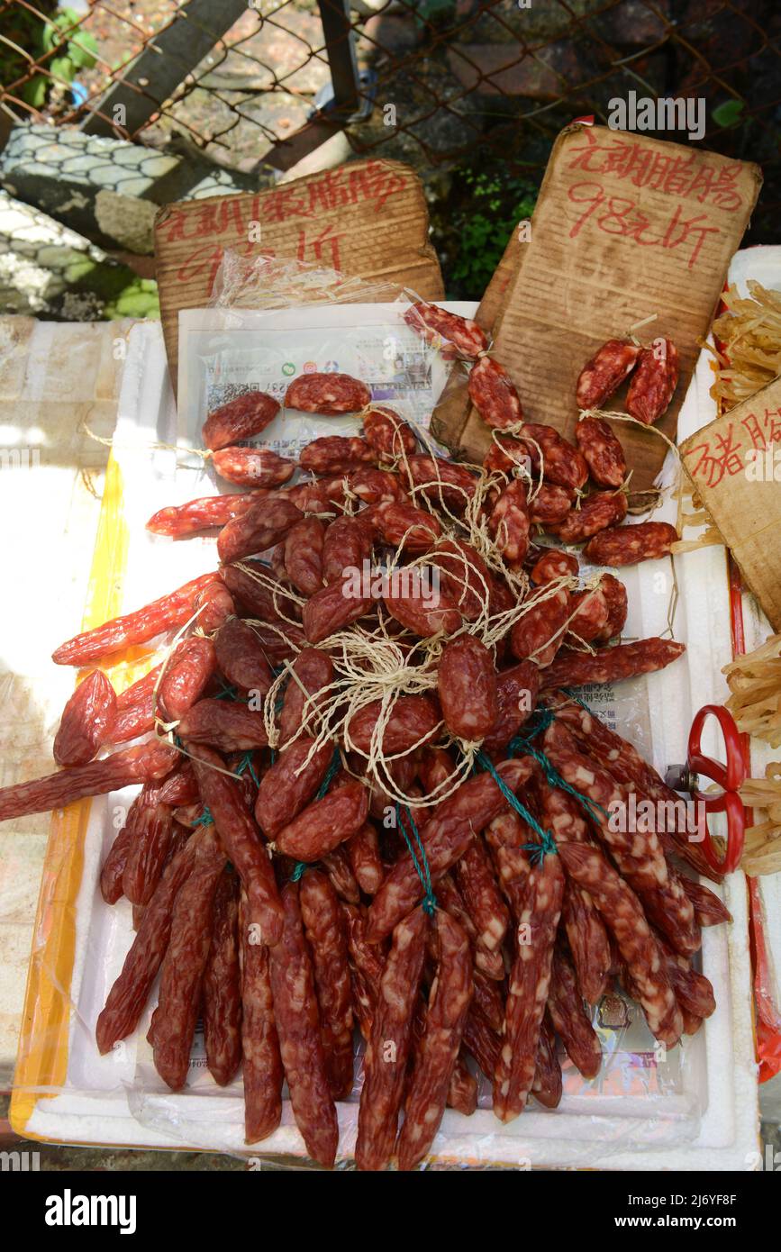 Saucisses de porc chinoises traditionnelles en vente sur un marché local à Peng Chau, Hong Kong. Banque D'Images