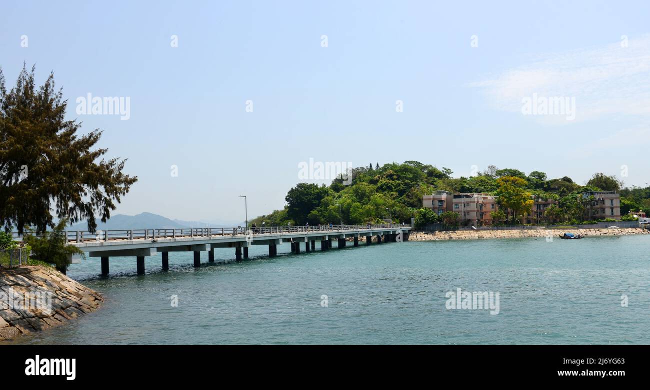 Vue sur le pont reliant Peng Chau à Tai Lei à Hong Kong. Banque D'Images