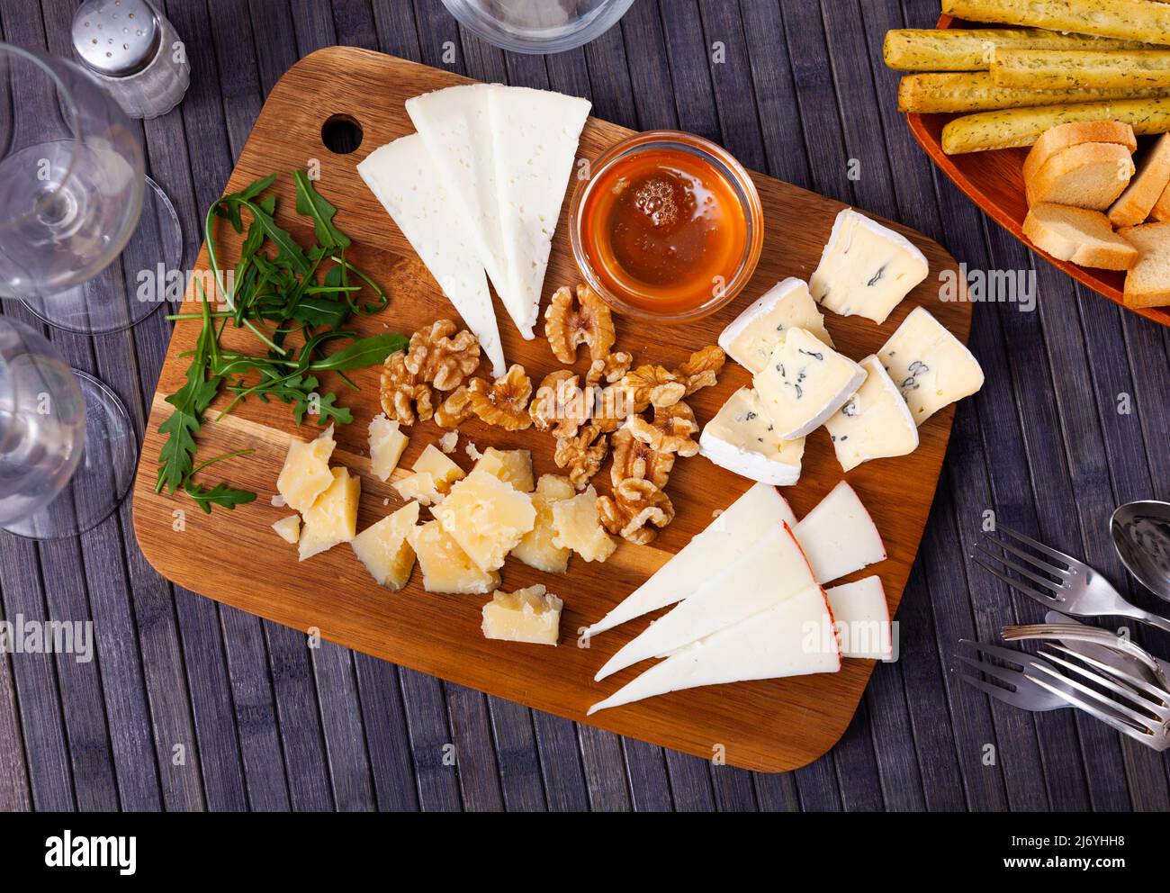 Différents types de fromage tranchés et servis à bord Banque D'Images