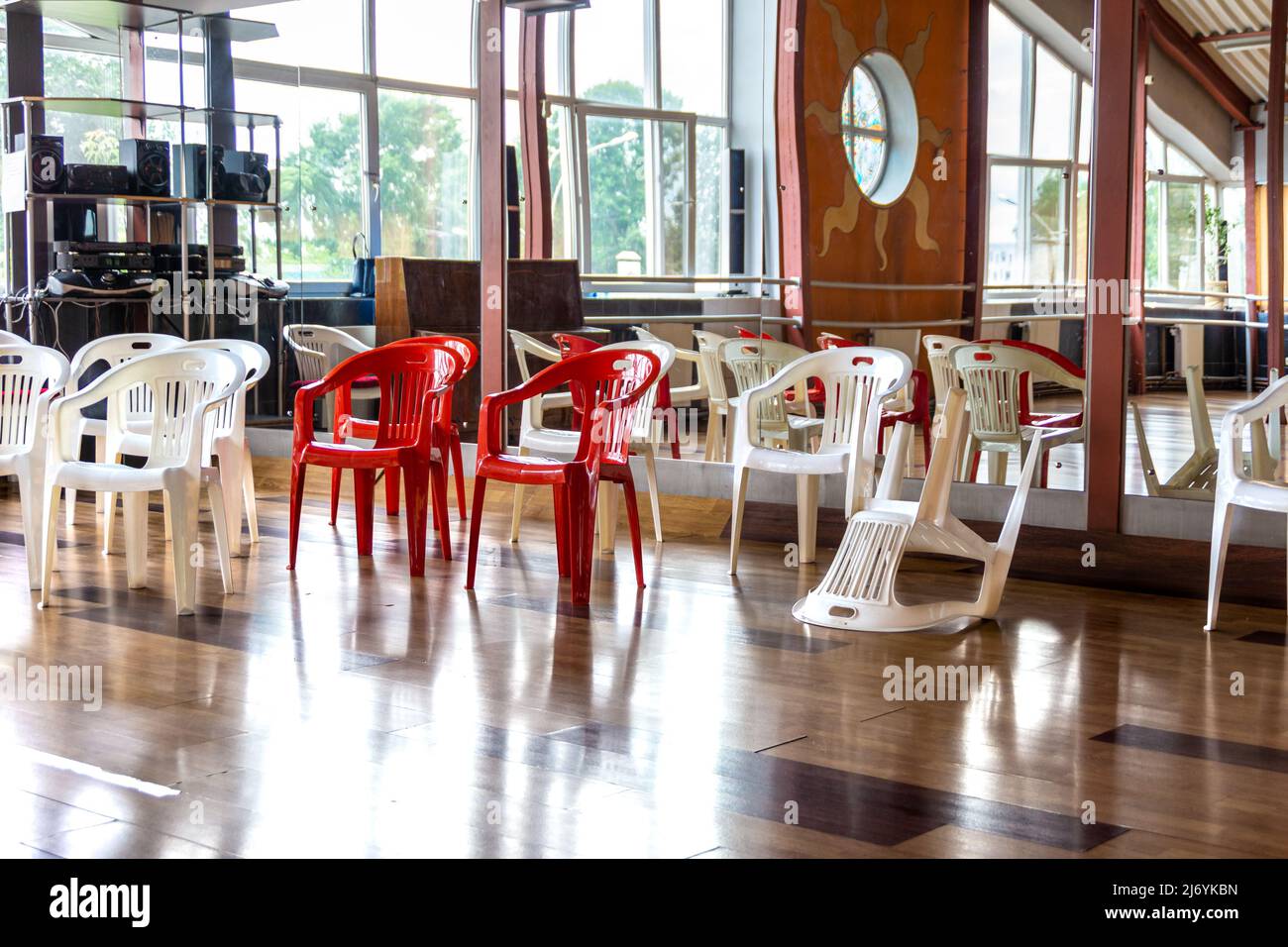 il y a des chaises en plastique pour les invités dans la salle de danse avec un mur miroir, en attendant le début de la représentation, foyer sélectif Banque D'Images