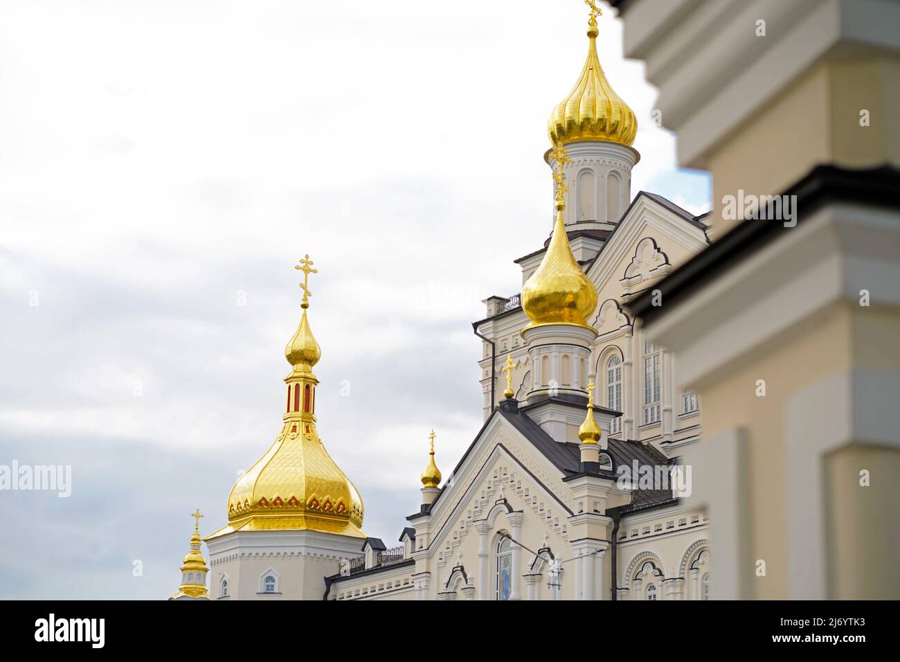 Église orthodoxe aux dômes dorés, cathédrale de la Trinité et clocher à Pochaev Lavra Pochayiv Lavra, Ukraine Banque D'Images