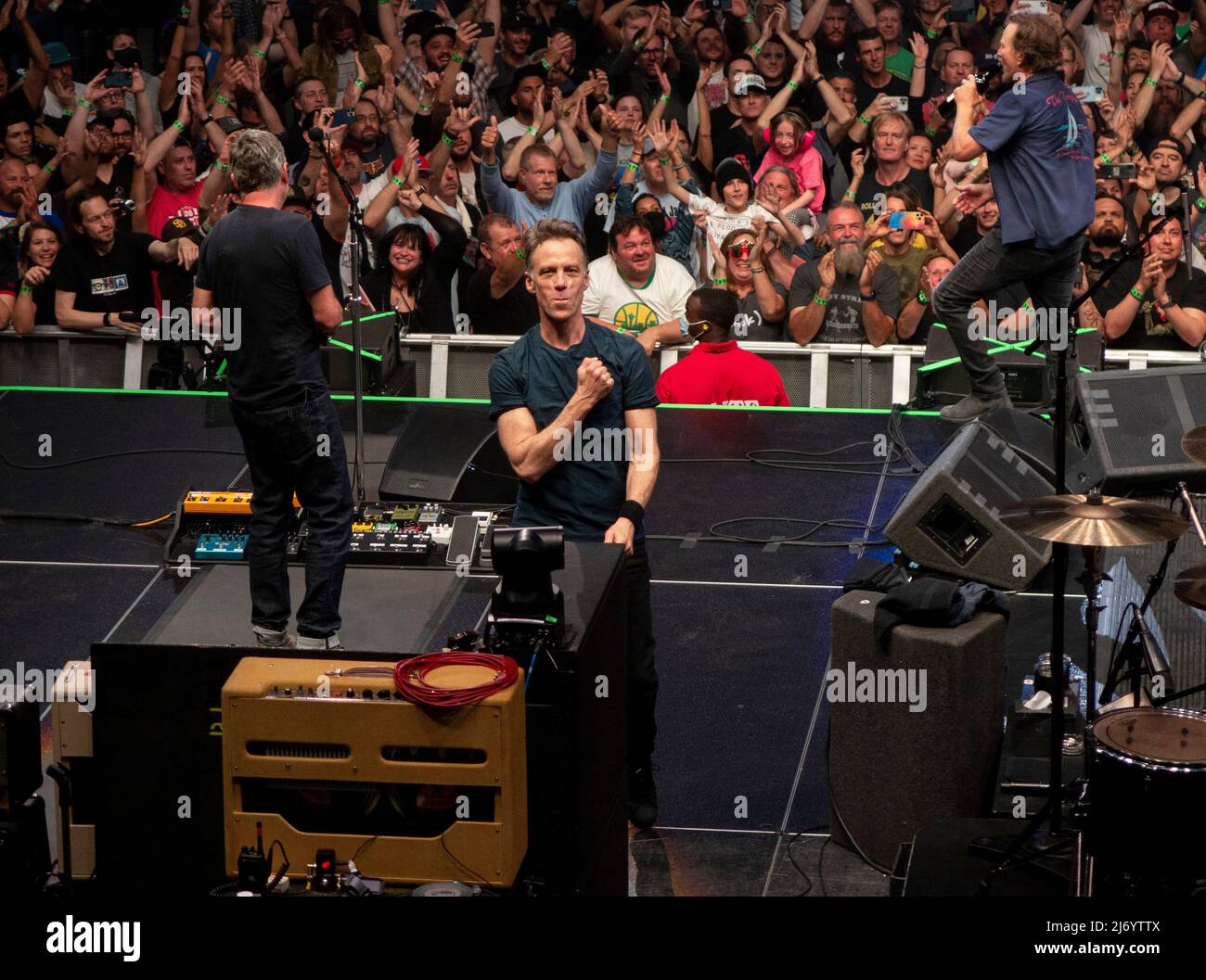 3 mai 2022, San Diego, Californie, États-Unis: Stone Gossard, À gauche, le batteur Matt Cameron et Eddie Vedder du groupe de rock Pearl Jam Say Au revoir à la foule après un concert à Viejas Arena à l'Université d'État de San Diego. (Image de crédit : © K.C. Alfred/ZUMA Wire/ZUMAPRESS.com) Banque D'Images