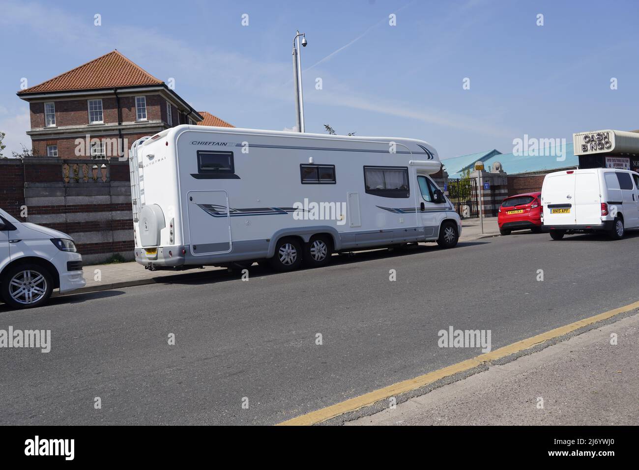 Grand véhicule de loisirs stationné sur une route principale à Skegness, Lincolnshire, Royaume-Uni Banque D'Images