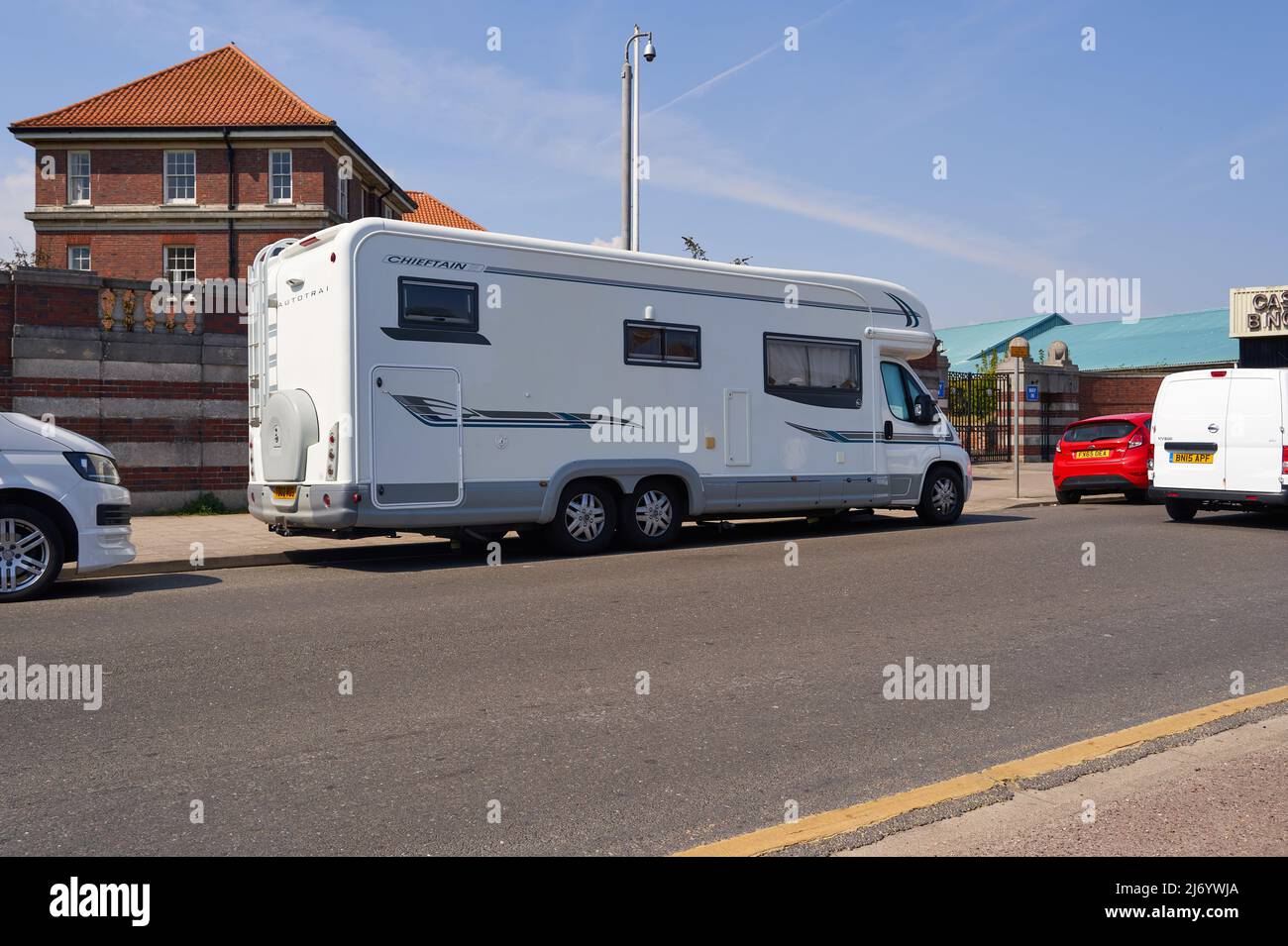 Grand véhicule de loisirs stationné sur une route principale à Skegness, Lincolnshire, Royaume-Uni Banque D'Images