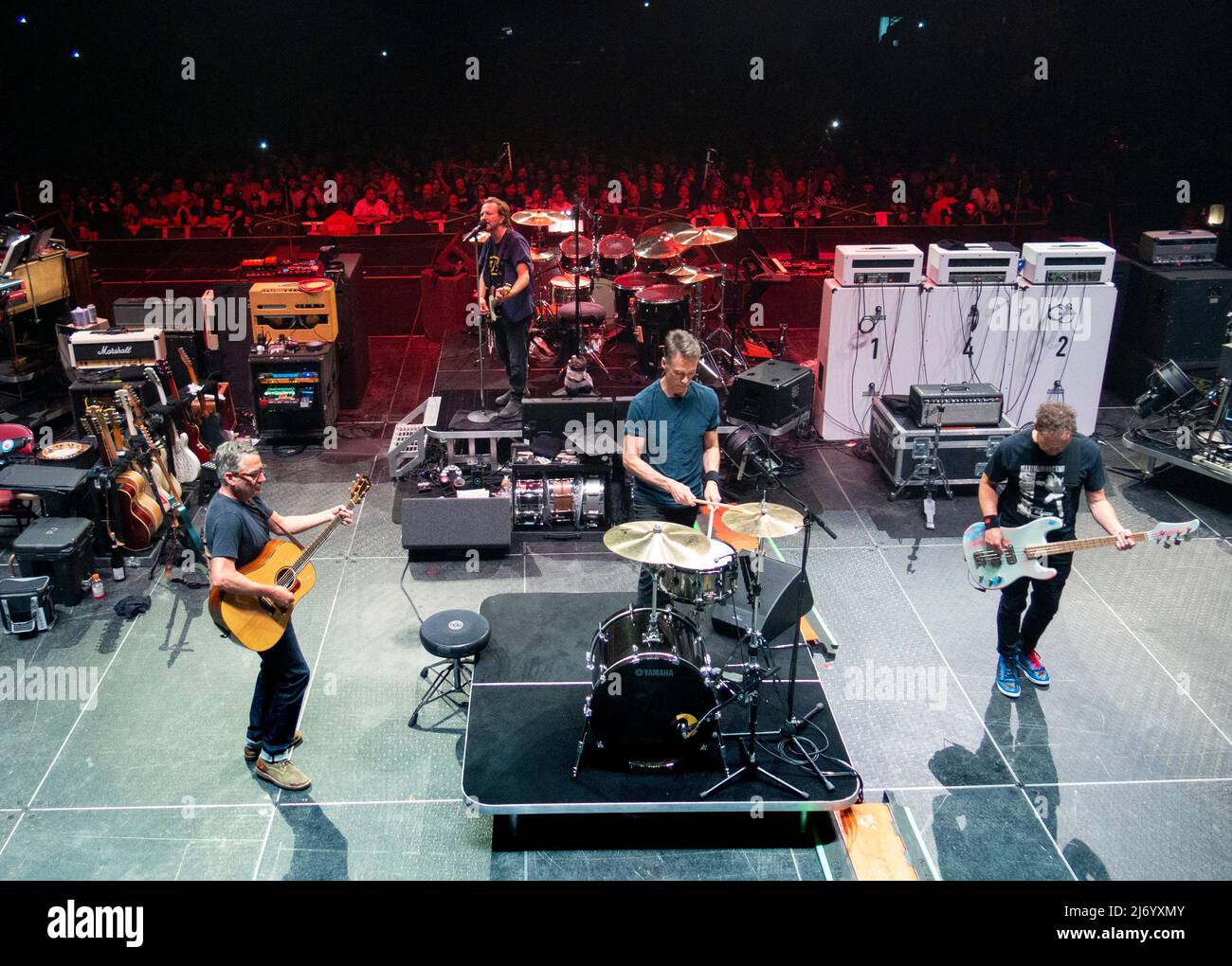 3 mai 2022, San Diego, Californie, États-Unis: Stone Gossard, Eddie Vedder, le batteur Matt Cameron et Jeff Ament du groupe de rock Pearl Jam se sont mis en scène en concert au Viejas Arena de l'université d'État de San Diego. (Image de crédit : © K.C. Alfred/ZUMA Wire/ZUMAPRESS.com) Banque D'Images