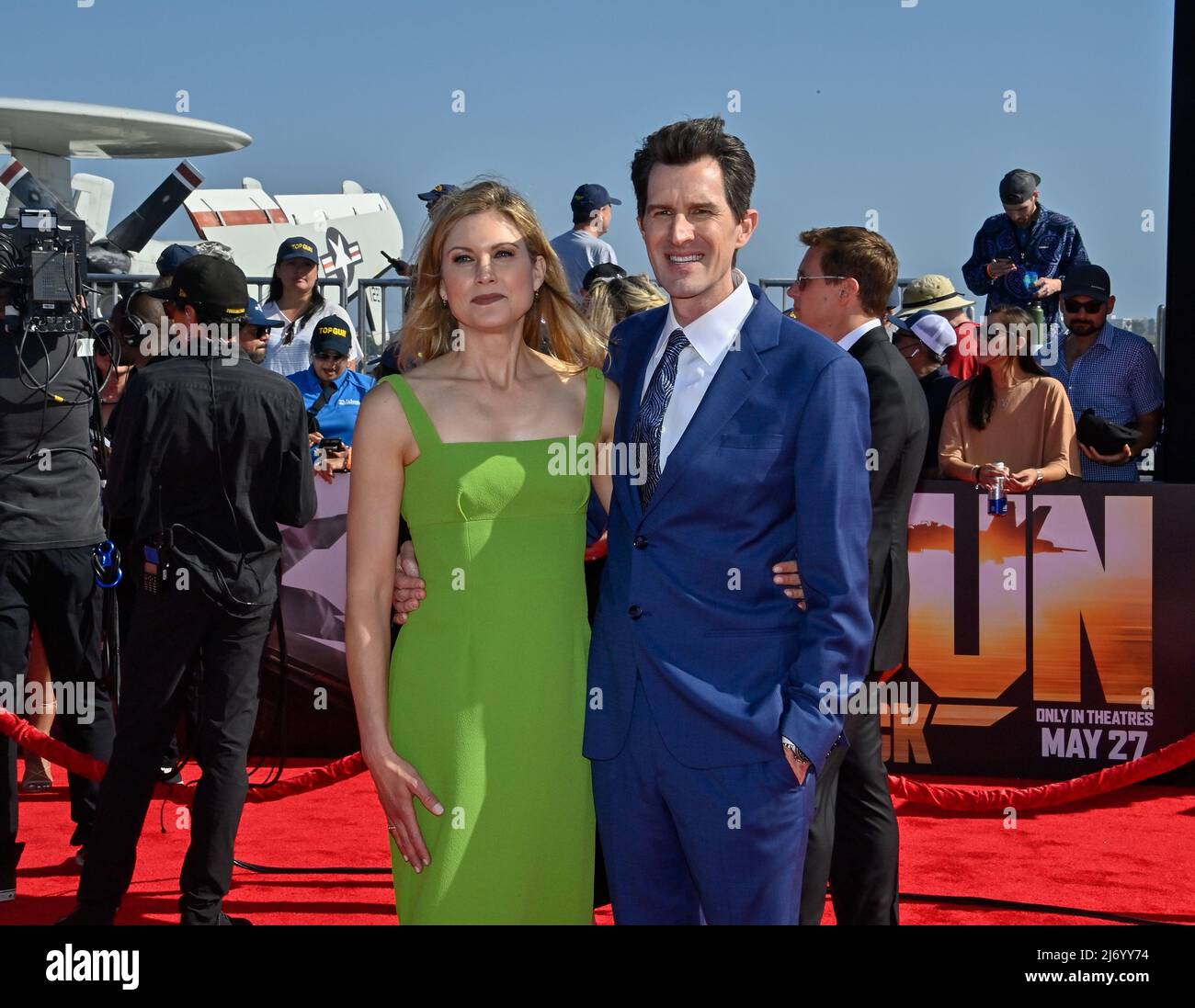 San Diego, États-Unis. 05th mai 2022. Le directeur Joseph Kosinski (R) et Kristin Kosinski assistent à la première du film dramatique 'Top Gun: Maverick' à l'USS Midway à San Diego, Californie, le mercredi 4 mai 2022. Photo de Jim Ruymen/UPI crédit: UPI/Alay Live News Banque D'Images