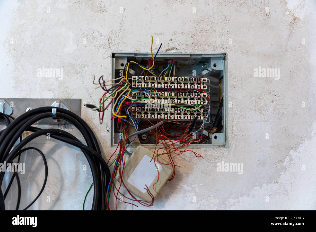 Ouvrez le boîtier de raccordement avec des fils en saillie, préparés pour le montage et la connexion des câbles de téléphone et d'ordinateur.Mise au point sélective Banque D'Images