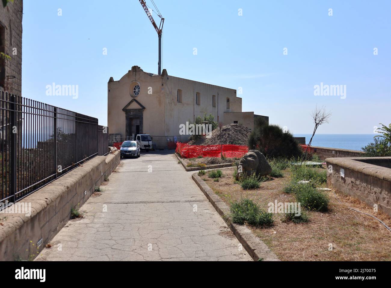 Procida - Chiesa di Santa Margherita Nuova dal vialetto di accesso Banque D'Images