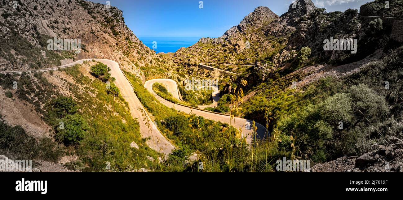 Panorama à grand angle de la route des baléares en serpentin ma-2141 s'enroulant vers sa calobra à travers une vallée dans la région de coll dels reis de Majorque. Banque D'Images