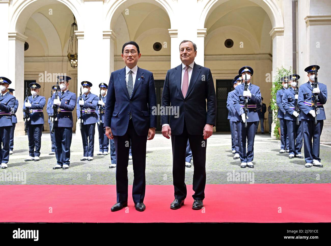 (220505) -- ROME, le 5 mai 2022 (Xinhua) -- le Premier ministre italien Mario Draghi (à droite) accueille le Premier ministre japonais Fumio Kishida (à gauche) à Rome, en Italie, le 4 mai 2022. Les dirigeants de l'Italie et du Japon ont déclaré mercredi qu'ils feraient pression pour un règlement négocié du conflit en Ukraine. (Photo d'Alberto Lingria/Xinhua) Banque D'Images
