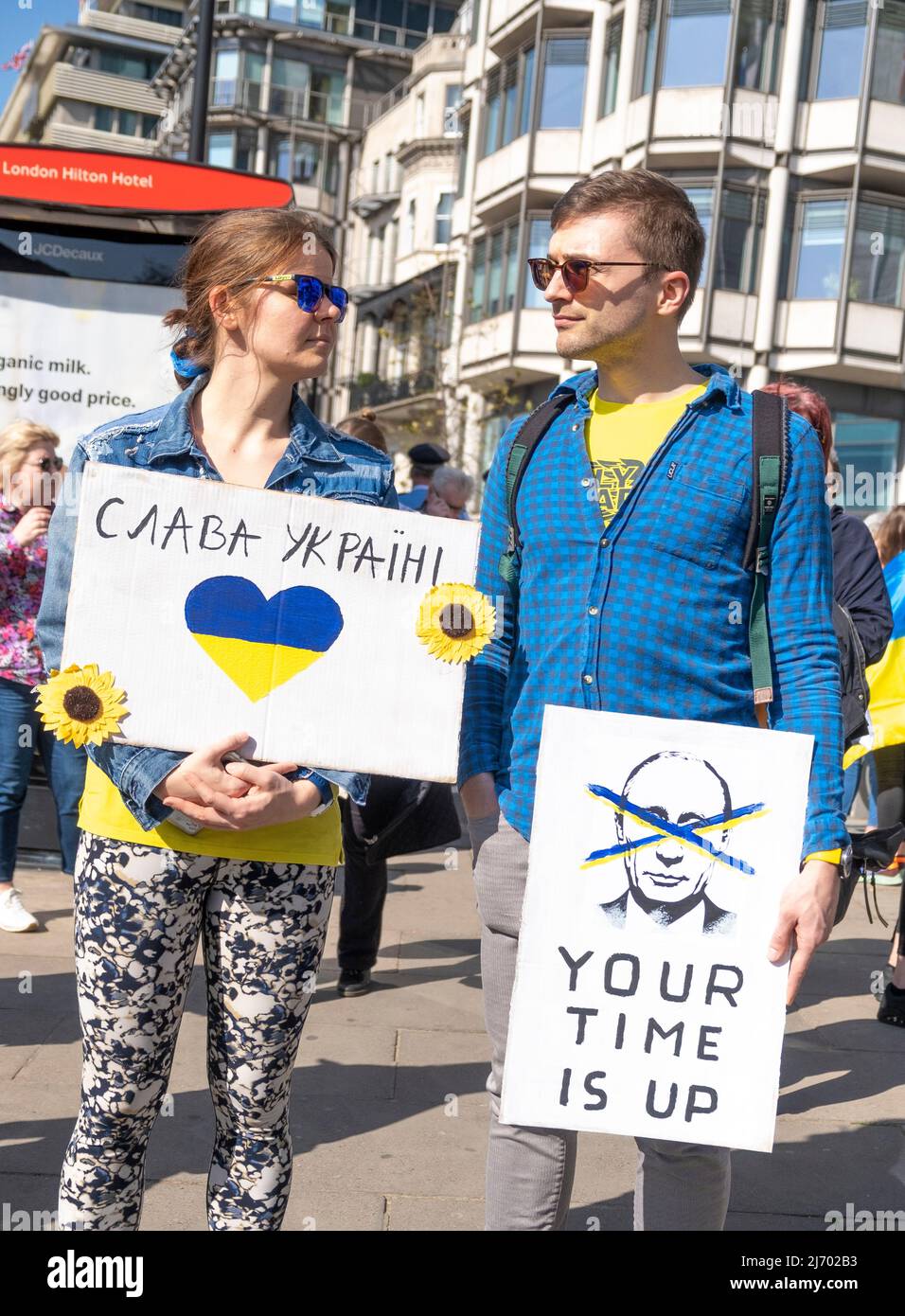 Des manifestants se tiennent à Londres avec un rassemblement de manifestation en Ukraine, dans le centre de Londres, pour protester contre l'invasion russe de l'Ukraine par le président Vladimir Poutine Banque D'Images