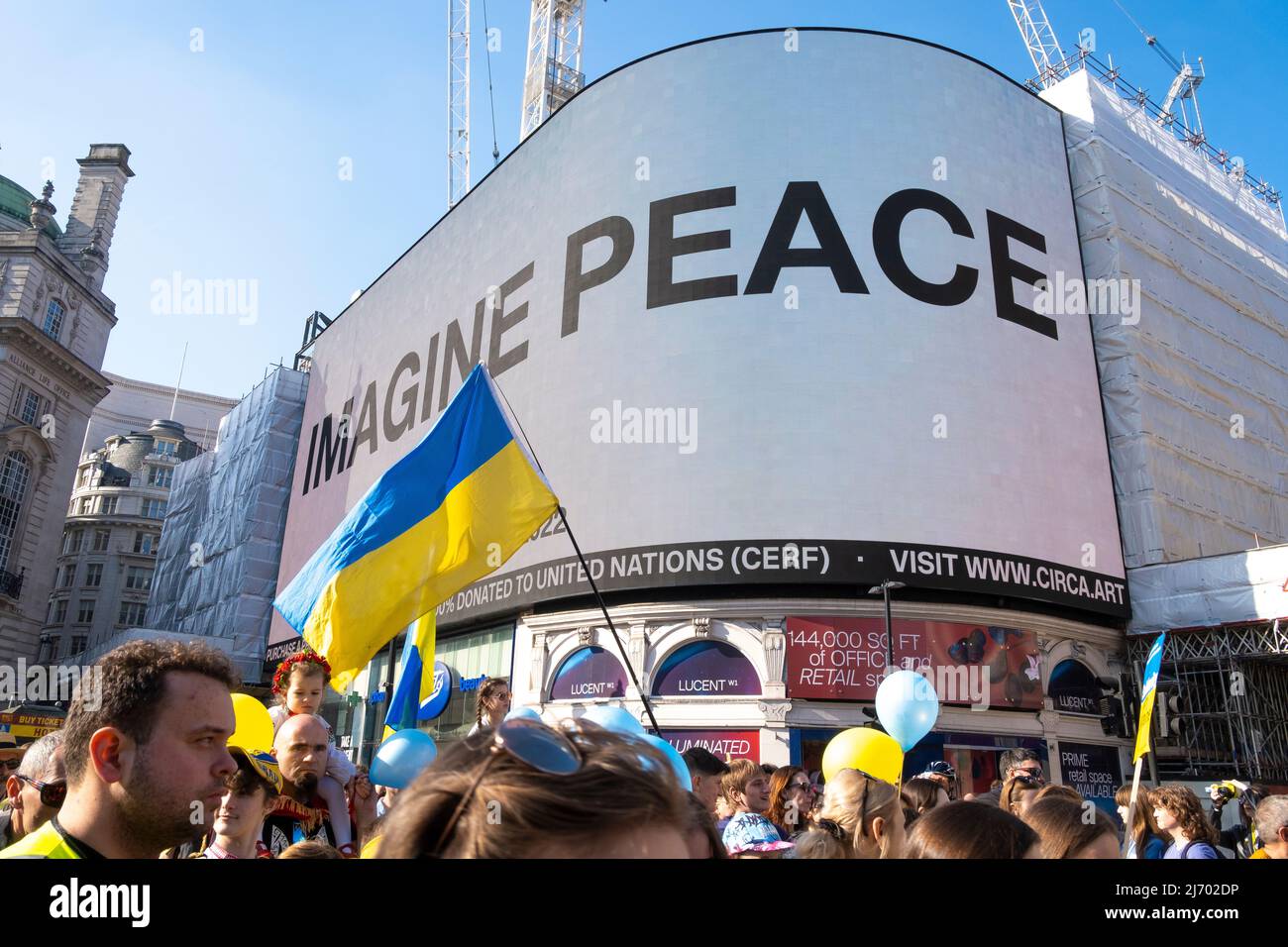 Le message imagine Peace de Yoko Ono à Londres s'affiche avec le rassemblement de protestation de l'Ukraine, Piccadilly Circus, Londres, Royaume-Uni. Banque D'Images