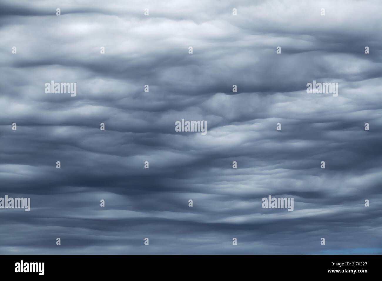 Ciel avec type de formation de nuages appelé Asperitas, anciennement connu sous le nom de undulatus asperatus Banque D'Images