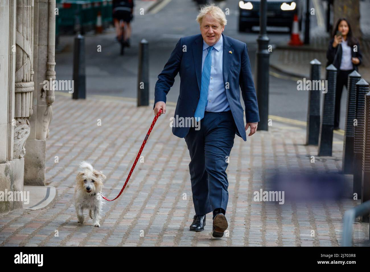 Westminster, Londres, Royaume-Uni. 5th mai 2022.le Premier ministre britannique, Boris Johnson, avec le chien de croix Jack Russell du premier ministre, qui arrive à la station d'élection pour voter aux élections locales. Amanda Rose/Alamy Live News Banque D'Images