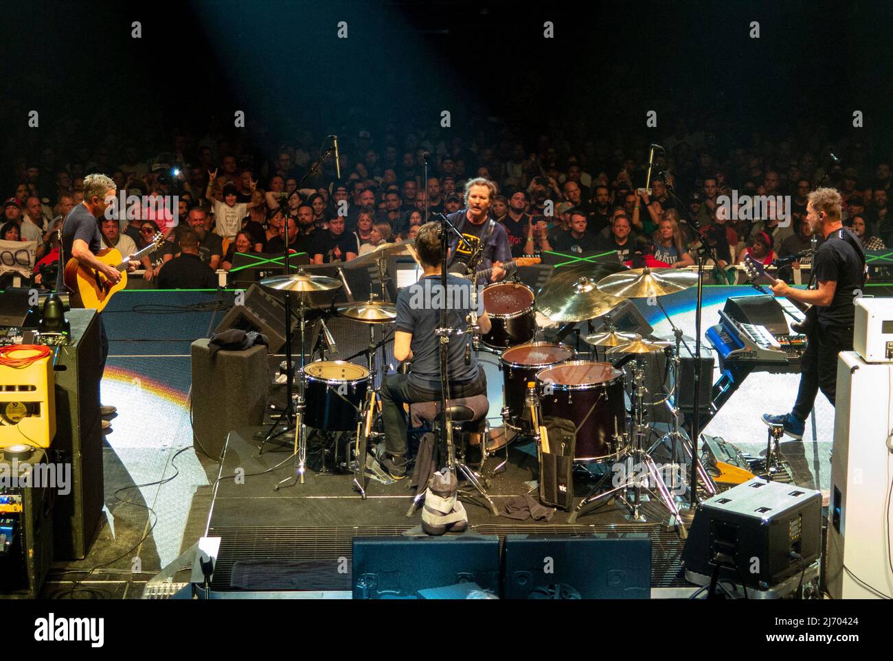 3 mai 2022, San Diego, Californie, États-Unis: Stone Gossard, À gauche, Eddie Vedder, le batteur Matt Cameron et Jeff Ament du groupe de rock Pearl Jam se sont mis en scène en concert au Viejas Arena de l'université d'État de San Diego. (Image de crédit : © K.C. Alfred/ZUMA Wire/ZUMAPRESS.com) Banque D'Images