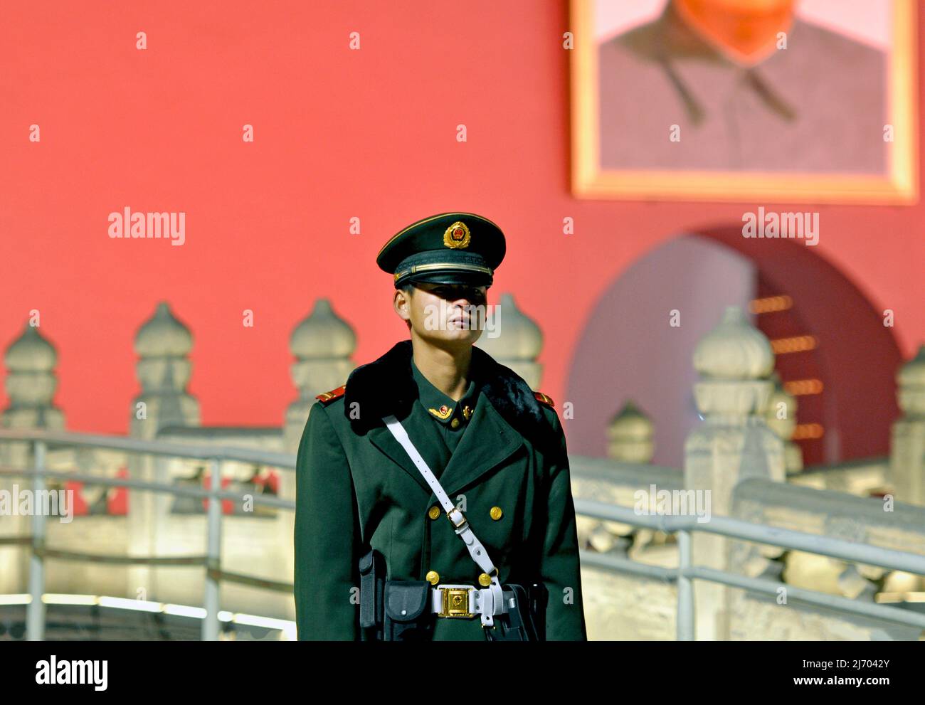 PÉKIN - 01 NOVEMBRE : soldat devant l'entrée de la ville interdite sur la place Tiananmen à Pékin, 01 novembre. 2013 en Chine Banque D'Images