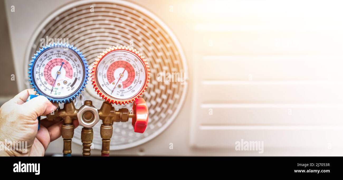 Un technicien vérifie le fonctionnement de la climatisation et détecte les fuites de réfrigérant. Banque D'Images