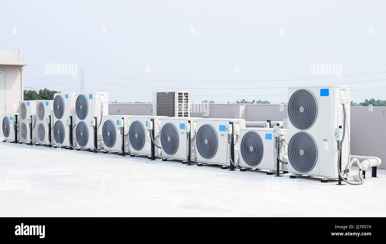 installation du compresseur de l'unité extérieure de climatisation à l'extérieur du bâtiment. Banque D'Images