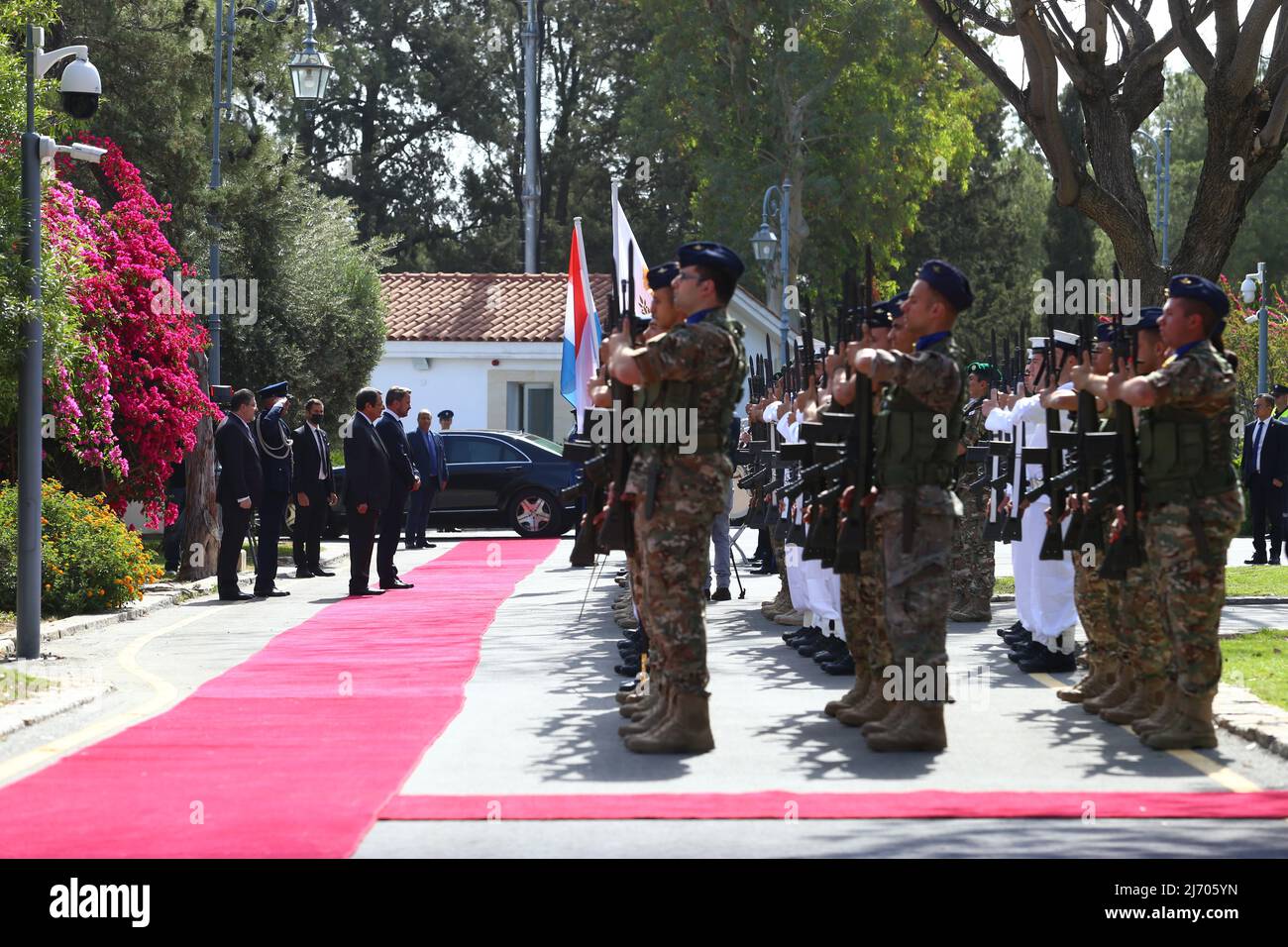 Nicos Anastasiades et Xavier Bettel inspectent le détachement militaire de Nicosie (Chypre) le 5 mai 2022. Le Premier ministre luxembourgeois, M. Xavier Bettel, se rend à Chypre et est reçu par le Président de la République, M. Nicos Anastasiades, au Palais présidentiel. (Photo de Kostas Pikoulas/Sipa USA). Banque D'Images