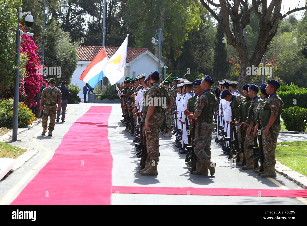 Le détachement militaire est prêt pour l'arrivée de Xavier Bettel, Nicosie, Chypre, le 5 mai 2022. Le Premier ministre luxembourgeois, M. Xavier Bettel, se rend à Chypre et est reçu par le Président de la République, M. Nicos Anastasiades, au Palais présidentiel. (Photo de Kostas Pikoulas/Sipa USA). Banque D'Images