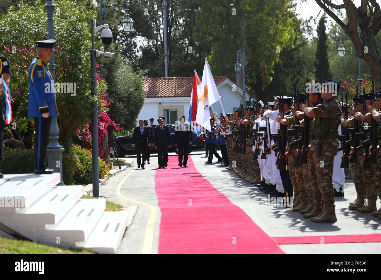 Nicos Anastasiades et Xavier Bettel inspectent le détachement militaire de Nicosie (Chypre) le 5 mai 2022. Le Premier ministre luxembourgeois, M. Xavier Bettel, se rend à Chypre et est reçu par le Président de la République, M. Nicos Anastasiades, au Palais présidentiel. (Photo de Kostas Pikoulas/Sipa USA). Banque D'Images