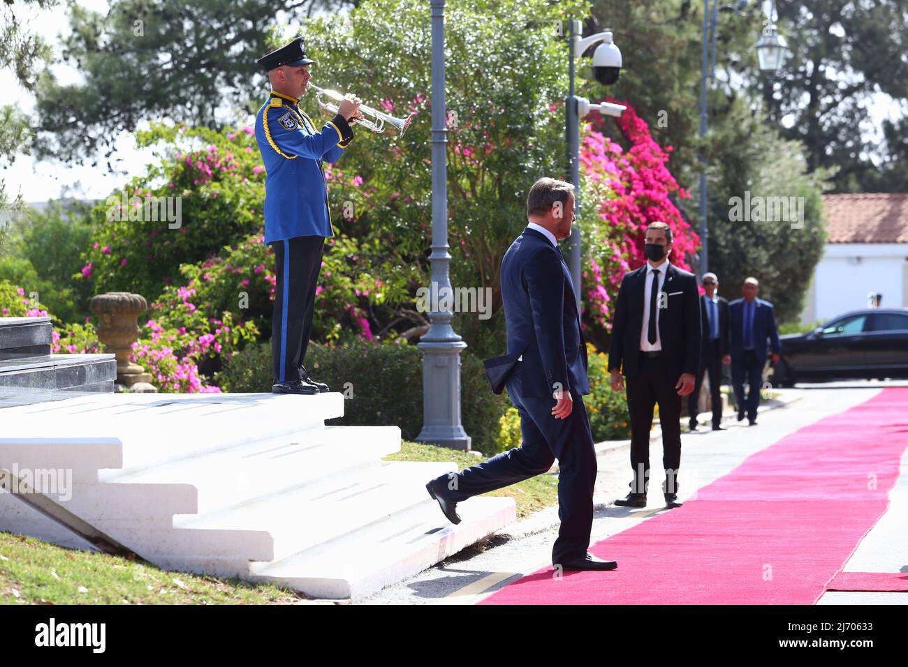 Xavier Bettel est vu après avoir déposé une couronne, Nicosie, Chypre, le 5 mai 2022. Le Premier ministre luxembourgeois, M. Xavier Bettel, se rend à Chypre et est reçu par le Président de la République, M. Nicos Anastasiades, au Palais présidentiel. (Photo de Kostas Pikoulas/Sipa USA). Banque D'Images