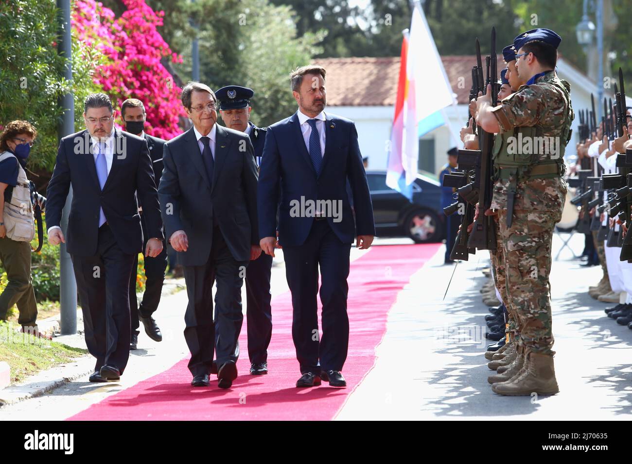 Nicos Anastasiades et Xavier Bettel inspectent le détachement militaire de Nicosie (Chypre) le 5 mai 2022. Le Premier ministre luxembourgeois, M. Xavier Bettel, se rend à Chypre et est reçu par le Président de la République, M. Nicos Anastasiades, au Palais présidentiel. (Photo de Kostas Pikoulas/Sipa USA). Banque D'Images