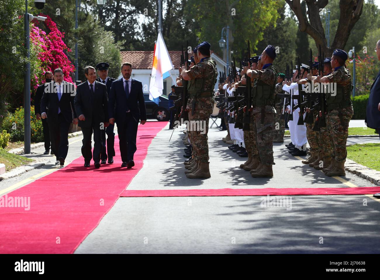Nicos Anastasiades et Xavier Bettel inspectent le détachement militaire de Nicosie (Chypre) le 5 mai 2022. Le Premier ministre luxembourgeois, M. Xavier Bettel, se rend à Chypre et est reçu par le Président de la République, M. Nicos Anastasiades, au Palais présidentiel. (Photo de Kostas Pikoulas/Sipa USA). Banque D'Images