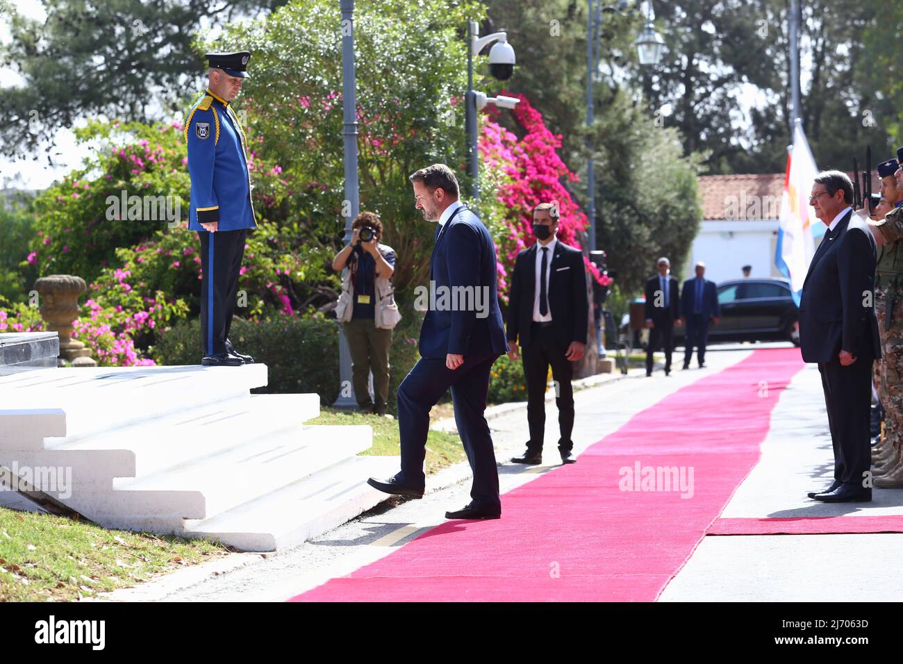 Xavier Bettel est sur le point de déposer une couronne, Nicosie, Chypre, le 5 mai 2022. Le Premier ministre luxembourgeois, M. Xavier Bettel, se rend à Chypre et est reçu par le Président de la République, M. Nicos Anastasiades, au Palais présidentiel. (Photo de Kostas Pikoulas/Sipa USA). Banque D'Images